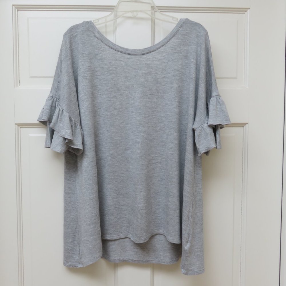 Chelsea 28 (Nordstrom) Gray Ruffle sleeve v back tee size M - Picture 3 of 8
